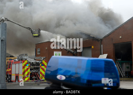 Fabrik Feuer mit Federn von Rauch und blaue Lichter im Vordergrund Stockfoto