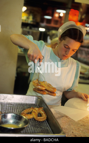 USA, Pennsylvania, Philadelphia, Amish in The Reading Terminal Market, Frau Kuchen vorbereiten Stockfoto