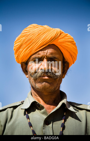 Mann mit bunten Safran Turban Osian Camel Camp, Osian, Rajasthan, Indien Stockfoto