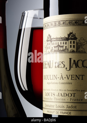 Flasche Wein und Glas hautnah Stockfoto