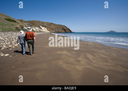 Paare, die am Strand im Smugglers Cove, Insel Santa Cruz, Channel Islands Nationalpark Stockfoto