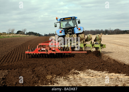 New Holland Traktor Pflügen Feld, Sutton, Suffolk, England Stockfoto