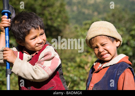 Dorfkinder auf dem Annapurna Sanctuary trekking trail Stockfoto