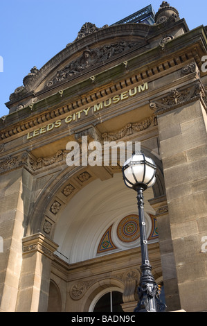 Nahaufnahme des Leeds City Museum vor dem Millennium Square Leeds West Yorkshire England Großbritannien GB Großbritannien Stockfoto