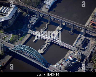 Die berühmte Ikone Tyne Brücken, hohe Brücke, Drehbrücke und Tyne Bridge, Newcastle Upon Tyne, North East England Stockfoto