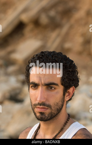 Junge arabische Mann wegsehen im freien Stockfoto