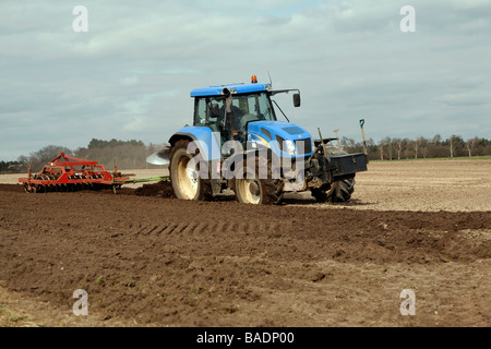 New Holland Traktor Pflügen Feld, Sutton, Suffolk, England Stockfoto