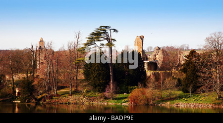 Frühlings-Blick auf alte Sherborne Castle aus dem ganzen See von Lancelot Brown für entworfen Lord Digby im Jahre 1753 Stockfoto