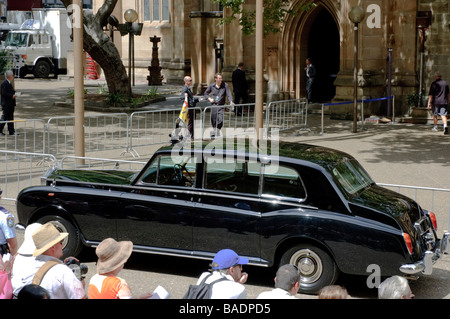 Königliche Transport. Ein Rolls Royce Phantom Limousine abholen, Königin Elizabeth II warten. Stockfoto