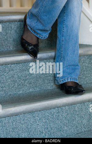 Nahaufnahme einer Frau die Treppe hinunter Stockfoto