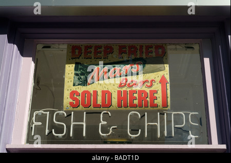 Frittierte Marsriegel Zeichen in einem Fish &amp; Chips-Shop in Schottland. Stockfoto