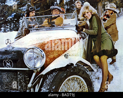 MONTE-CARLO oder Büste 1969 Paramount Film mit Tony Curtis am Rad und Susan Hampshire auf der rechten Seite Stockfoto