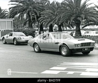 DER VERFÜHRER der 1970er Jahre UK TV-Serie mit Roger Moore auf der rechten Seite in seinem Aston Martin DBS und Tony Curtis in seinem Dino 246GT Stockfoto