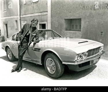 DER VERFÜHRER 1971 UK TV-Serie mit Roger Moore als Lord Brett Sinclair mit seinem Aston Martin DBS Stockfoto