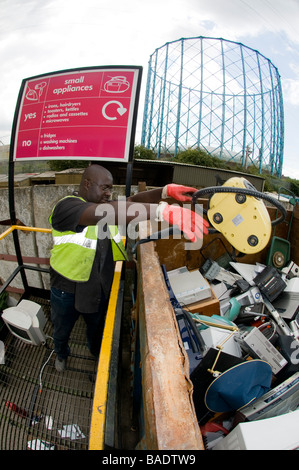 Werk Lane Wiederverwertung und Wiederverwendung Zentrum in Croydon, Großbritannien RAT-Arbeiter Isaac Fletcher an der kleinen Geräte Container Stockfoto