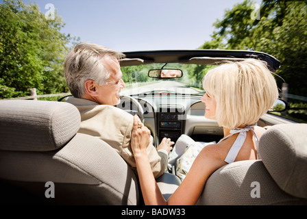 Paar im Cabrio, Niagara Falls, Ontario, Kanada Stockfoto