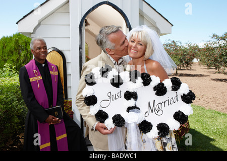 Porträt des Brautpaares und Priester vor Kapelle, Niagara Falls Ontario, Kanada Stockfoto