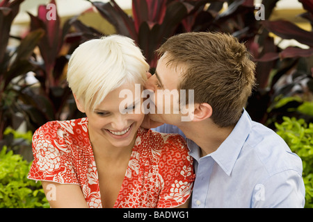 Junges Paar, romantisch im freien Stockfoto