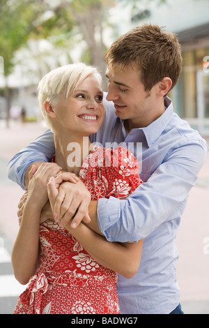 Junges Paar, romantisch im freien Stockfoto