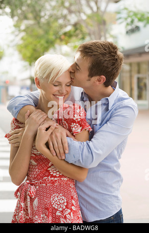 Junges Paar, romantisch im freien Stockfoto