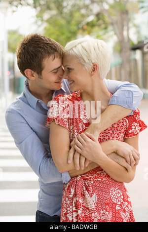 Junges Paar, romantisch im freien Stockfoto