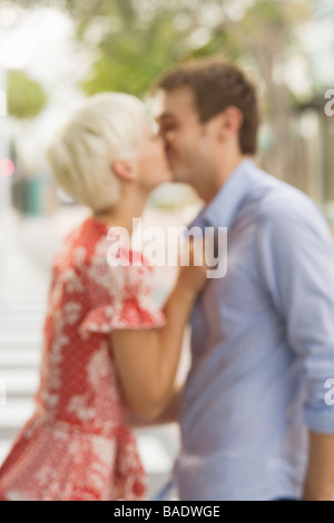 Junges Paar, romantisch im freien Stockfoto