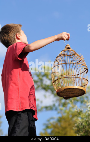 Junge mit leeren Vogelkäfig Stockfoto