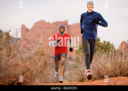 Zwei Männer Jogging am Trail, Springs Garten der Götter Park, Colorado, Colorado, USA Stockfoto