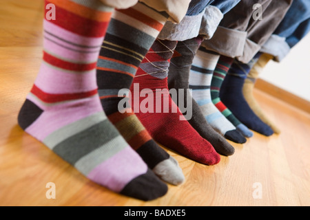 Nahaufnahme von Menschen tragen bunte Socken Stockfoto