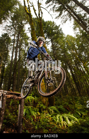 Mountainbiker, die Durchführung eines Stunt, Blackrock Mountain Bike Park, in der Nähe von Salem, Oregon, USA Stockfoto