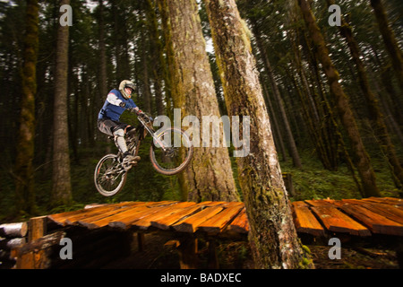 Mountainbiker, die Durchführung eines Stunt, Blackrock Mountain Bike Park, in der Nähe von Salem, Oregon, USA Stockfoto