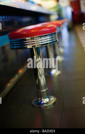 Nahaufnahme der Hocker in Retro-Diner Stockfoto