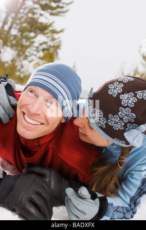 Paar spielen im Schnee, in der Nähe von Frisco, Summit County, Colorado, USA Stockfoto