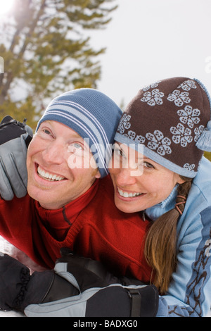 Paar spielen im Schnee, in der Nähe von Frisco, Summit County, Colorado, USA Stockfoto