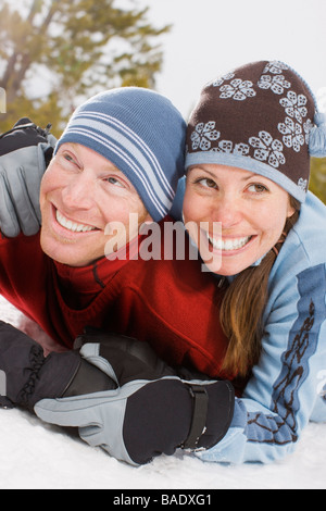 Paar spielen im Schnee, in der Nähe von Frisco, Summit County, Colorado, USA Stockfoto