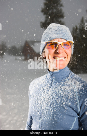 Porträt der Frau im Winter, in der Nähe von Frisco, Summit County, Colorado, USA Stockfoto