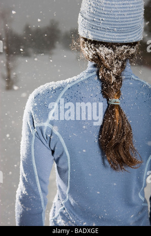 Rückansicht der Frau in Winter, Summit County, in der Nähe von Frisco, Colorado, USA Stockfoto