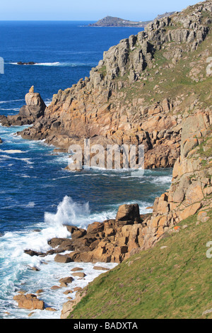 Die Cornish-Atlantik-Küste zwischen Lands End und Sennen aussehende Norden mit schroffen Klippen und Felsen Stockfoto