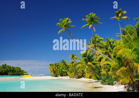 Boot am Strand, One Foot Island, Aitutaki, Aitutaki Lagune, Cook-Inseln Stockfoto