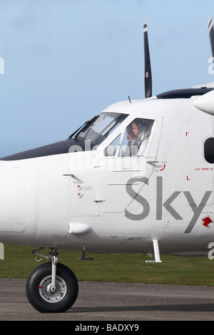 Skybus Airlines DHC-6 Twin Otter Flugzeuge bereitet sich auf die Abfahrt Flughafen Lands End in St Just Cornwall fliegen zu den Scilly-Inseln Stockfoto