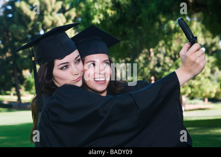 Absolventinnen und Absolventen unter Selbstbildnis mit Kamera-Handy Stockfoto