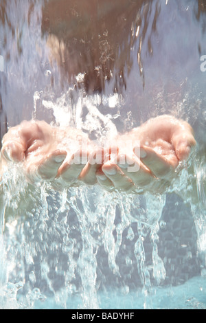 Hände im Wasserfall, Vancouver, BC Stockfoto