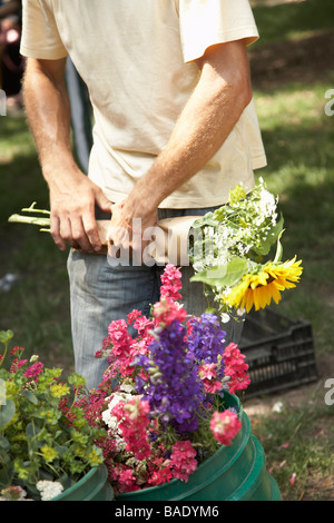 Blumenverkäuferin Geschenkpapier Blumen auf Bio Bauernmarkt Stockfoto