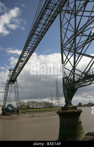 Stadt von Newport, Wales. Der Klasse I aufgeführten Newport Schwebefähre über den Fluss Usk. Stockfoto