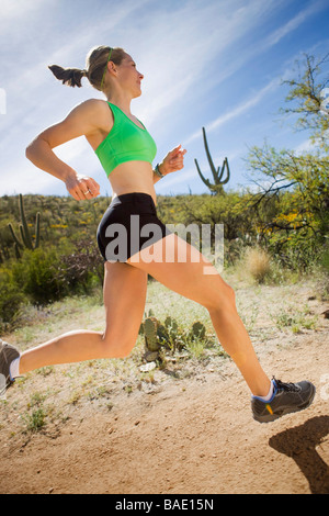 Frau läuft auf Desert Trail, Saguaro National Park, Tucson, Arizona, USA Stockfoto