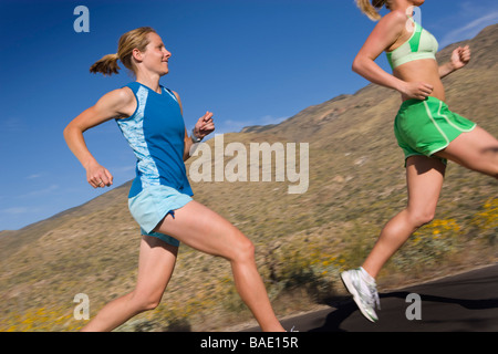 Frau läuft auf asphaltierte Straße, Saguaro National Park, Tucson, Arizona, USA Stockfoto