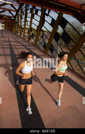 Zwei Frauen laufen über eine Fußgängerbrücke, Tucson, Arizona, USA Stockfoto