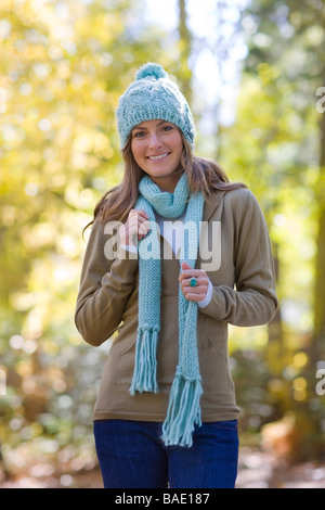 Porträt der Frau im Wald Stockfoto