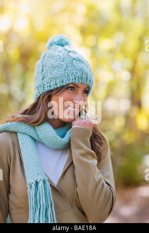 Porträt der Frau im Wald Stockfoto