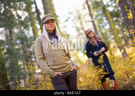 Zwei Frauen im Wald Stockfoto